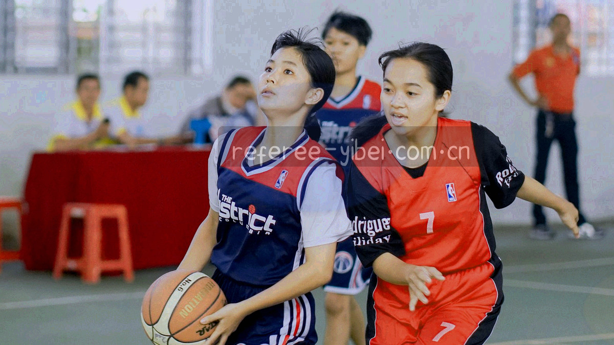 午后球场边线的斜向俯拍，草皮与白色界线构成画面主体，画中没有人物